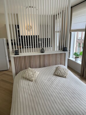 1 bedroom, desk, travel cot, WiFi