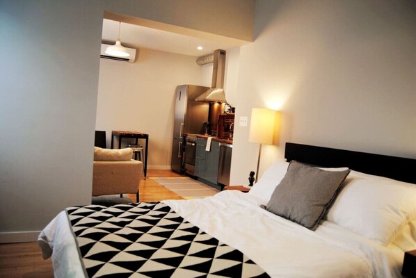 Tabla de planchar con plancha, wifi y ropa de cama