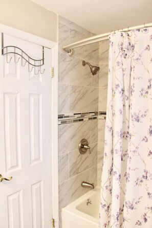 Haartrockner, Handtücher, Toilettenpapier