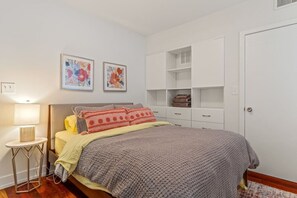 3 bedrooms, desk, iron/ironing board, WiFi - Bright & Modern Home with Patio (Philadelphia)