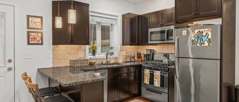 Réfrigérateur, micro-ondes, four, plaque de cuisson