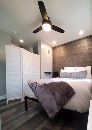 2 bedrooms, desk, iron/ironing board, WiFi (free)