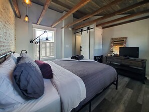 Desk, iron/ironing board, WiFi, bed sheets