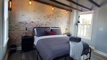 Desk, iron/ironing board, WiFi, bed sheets