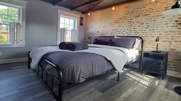 Desk, iron/ironing board, WiFi, bed sheets