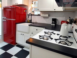 Coffee/tea maker, fridge, microwave, oven - Historic 2BR Fishtown Rowhome with Private Patio & Prime Location (Philadelphia)