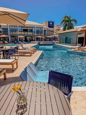 Piscine extérieure, cabanons gratuits, parasols de plage