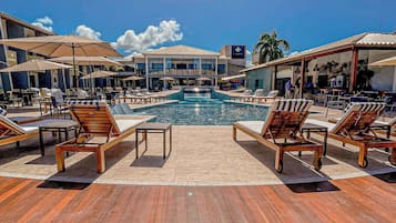 Een buitenzwembad, gratis zwembadcabana's, parasols voor strand/zwembad