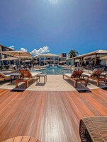 Una piscina al aire libre, cabañas de piscina gratuitas, sombrillas