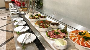 A buffet line with various food items and utensils. - Príncipe do Muta Hotel Design (Santa Cruz Cabralia)