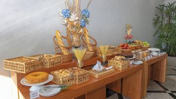 Café da manhã com buffet grátis todos os dias
