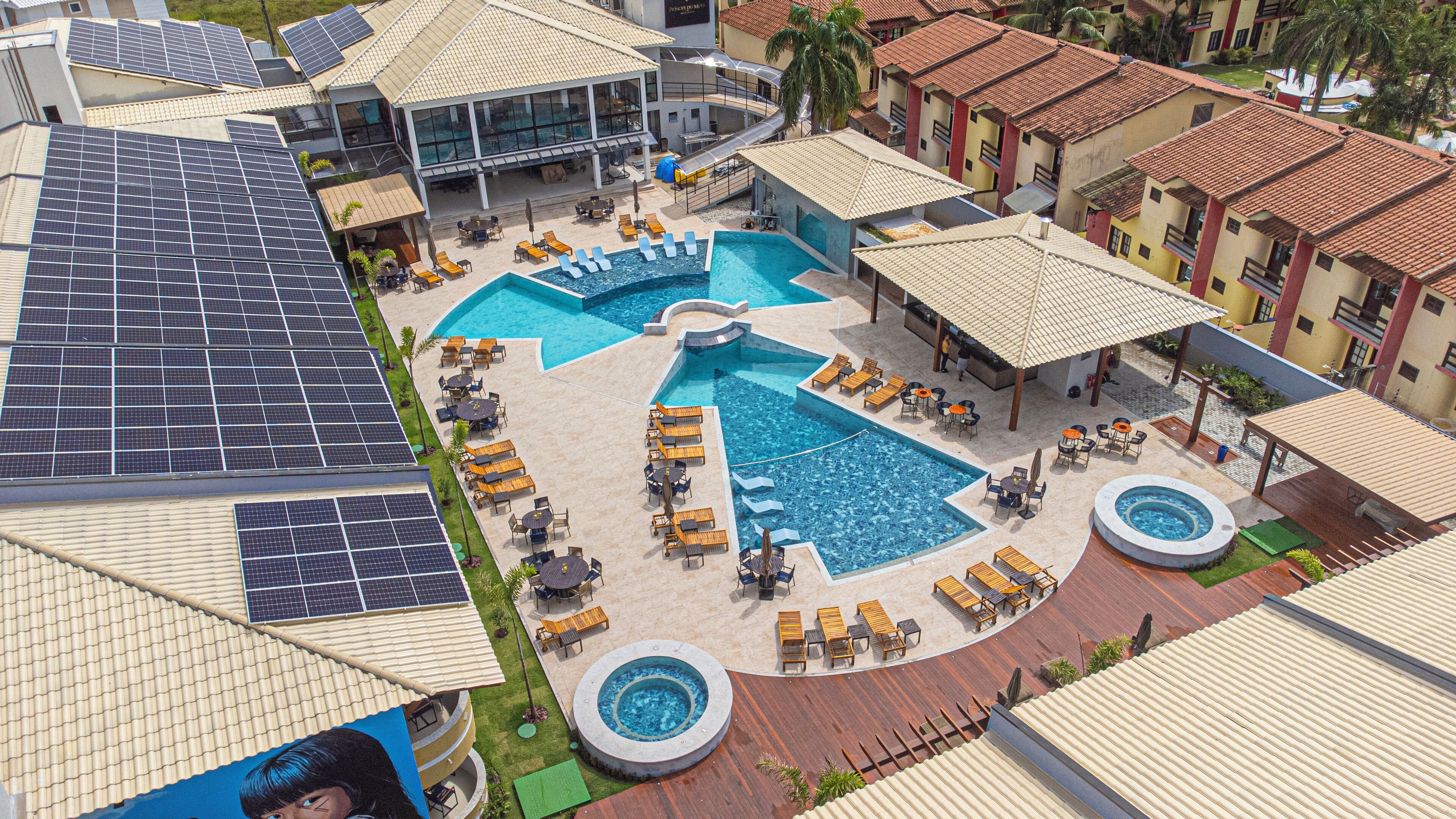 Piscina externa, barracas de cortesia, guarda-sóis