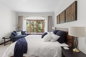 4 bedrooms, desk, iron/ironing board, WiFi