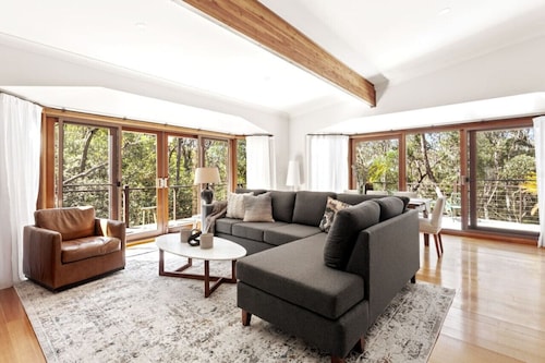 Sublime Mountains Escape: Luxury & Serenity