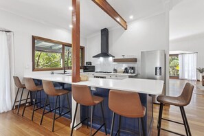 Réfrigérateur, un four, surface de cuisson, lave-vaisselle