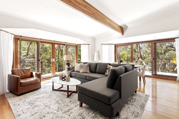 Téléviseur, foyer, table de ping-pong, chaîne audio