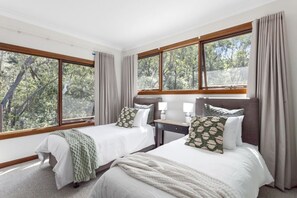 4 habitaciones, escritorio, tabla de planchar con plancha y wifi 