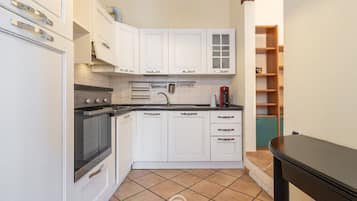Kühlschrank, Ofen, Herdplatte, Wasserkocher mit Kaffee-/Teezubehör