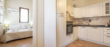 Køleskab, ovn, kogeplade, kaffe-/temaskine