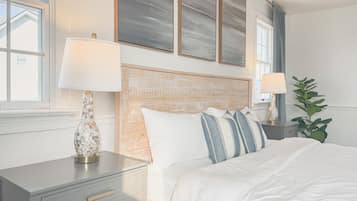 4 soverom, skrivebord, strykejern/-brett og reiseseng for barn