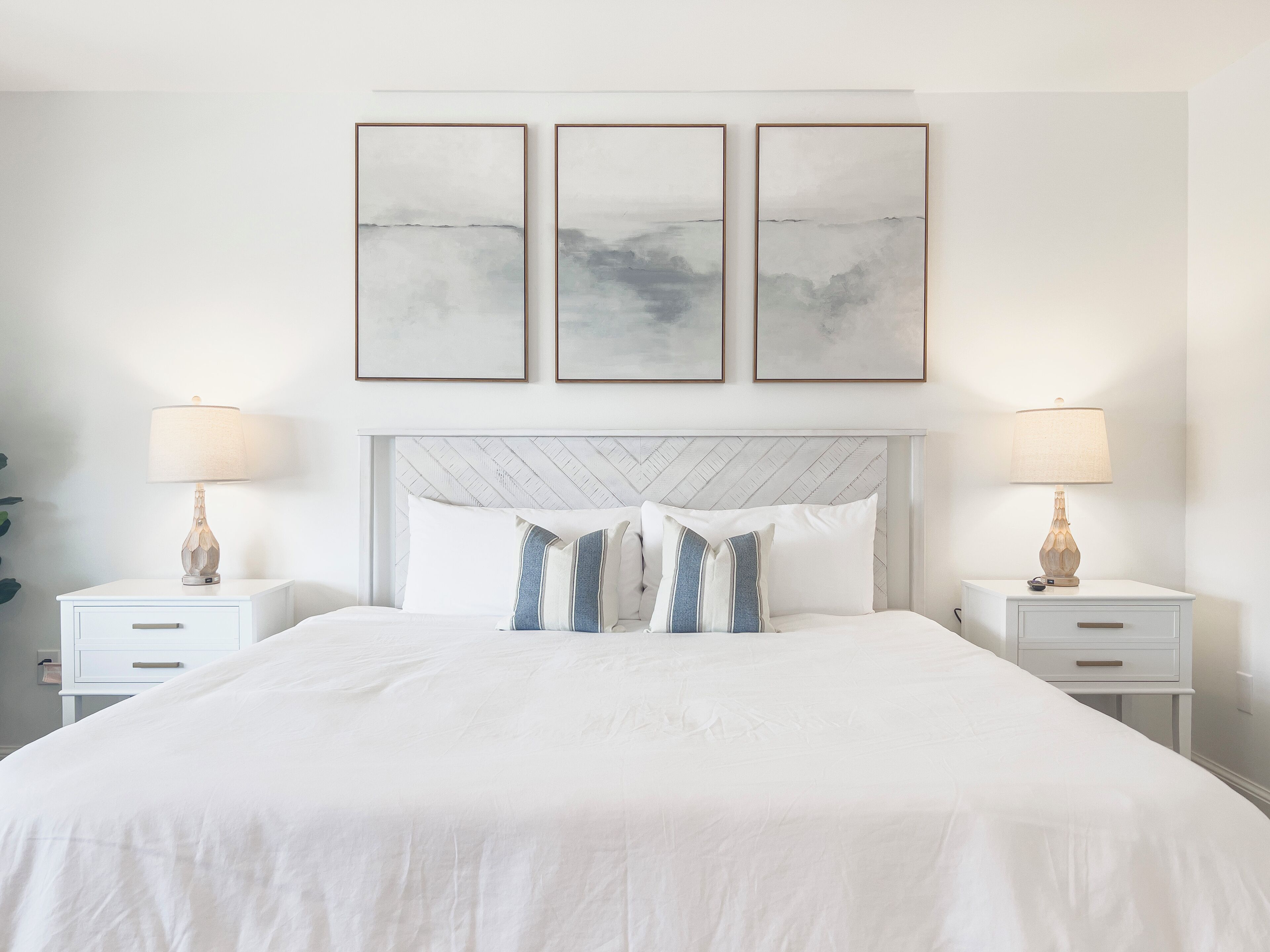 4 chambres, bureau, fer et planche à repasser, lit parapluie