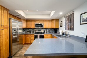 Kylskåp, mikrovågsugn, ugn och spishäll