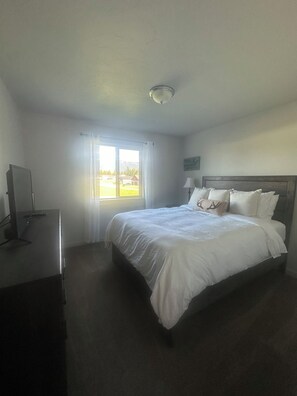 3 bedrooms, travel cot, free WiFi, bed sheets