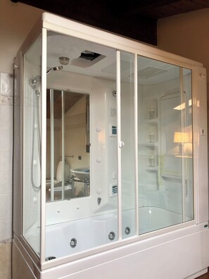 Jetted bath, hair dryer, bidet, towels