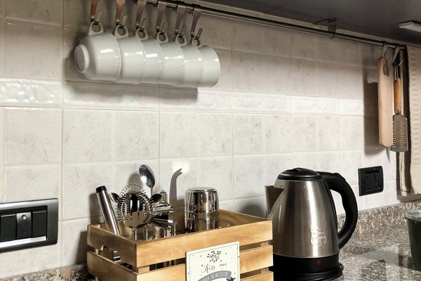 Macchina per tè/caffè, frigorifero, microonde, piano cottura