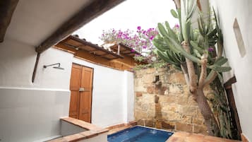 Suite | Free WiFi, bed sheets