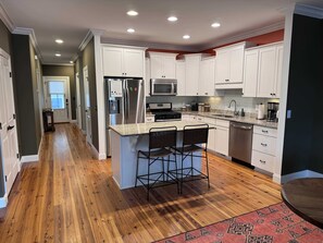 冷蔵庫、電子レンジ、オーブン、コンロ