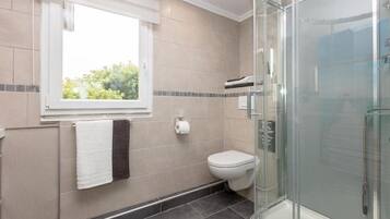 Een douche, een haardroger, handdoeken, zeep