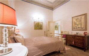 Een strijkplank/strijkijzer, wifi, beddengoed