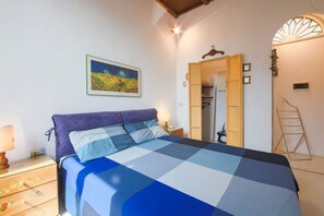 2 bedrooms, iron/ironing board, WiFi