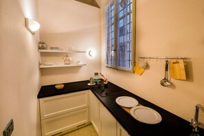 Fridge, oven, stovetop, dishwasher - Apartments Florence- In the heart of Palazzo Guicciardini (Firenze)