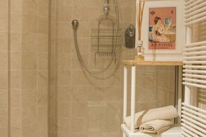 Ducha, secador de pelo, toallas