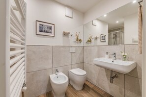Shower, hair dryer, bidet - Apartments Florence- Cherubini Balcony (Firenze)