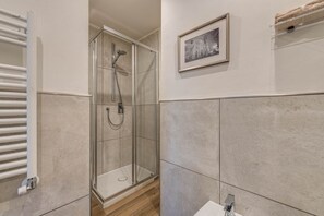 Bruser, hårtørrer, bidet