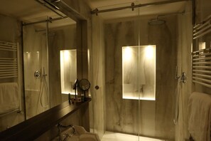 Douche, sèche-cheveux, bidet, serviettes fournies