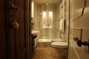 Regadera, secadora de cabello, bidet, toallas 