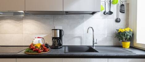 Réfrigérateur, micro-ondes, four, plaque de cuisson