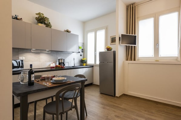 Fridge, microwave, oven, stovetop - Apartments Florence- Modern Signoria (Firenze)