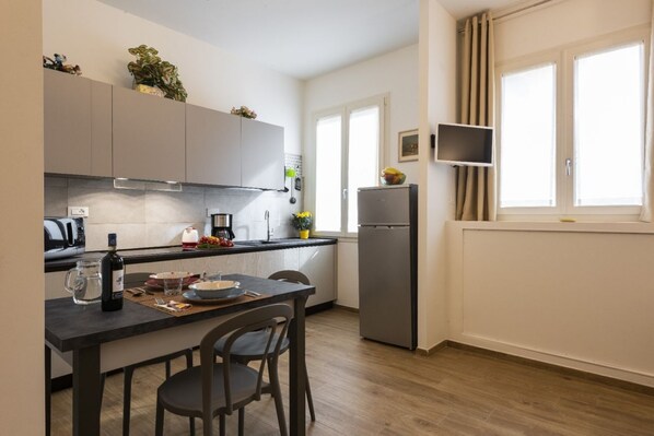 Frigorifero, microonde, forno, piano cottura