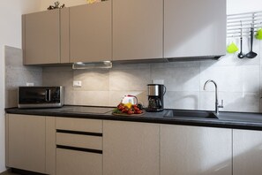 Frigorifero, microonde, forno, piano cottura