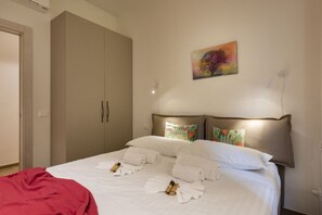 2 bedrooms, iron/ironing board, WiFi
