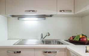 Refrigerador, horno, parrilla de estufa y utensilios de cocina 