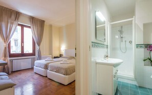 Regadera, secadora de cabello, bidet, toallas 