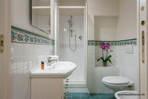 Een douche, een haardroger, een bidet, handdoeken