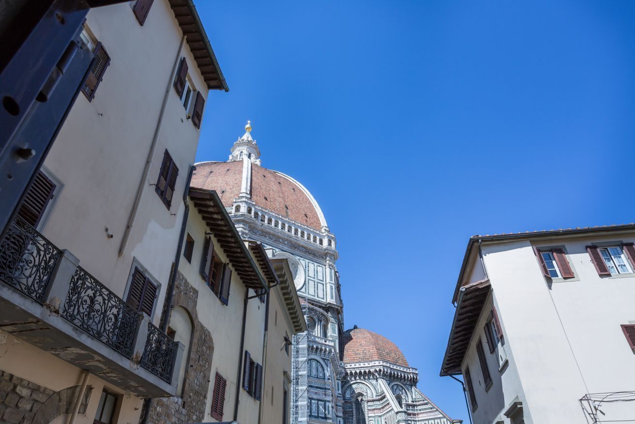 Ein historisches Gebäude mit Kuppel und aufwendiger Architektur.