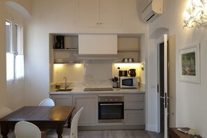 Frigorífico, microondas, horno y placa de cocina